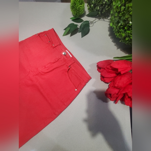NWOT SAN FRANCISCO Superbe jupe neuve en jeans rouge extensible - Picture 2 of 8